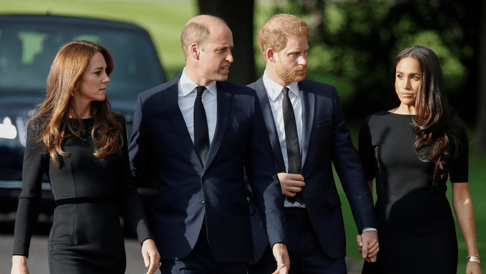 英女皇2022年9月過世後不久，哈里（右二）和梅根（右一），還有威廉（左二）及凱特（左一）夫婦同場出現，卻貌合神離。路透社