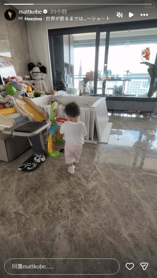 高鈞賢住所的客廳極其寬敞，讓囡囡有足夠活動空間。