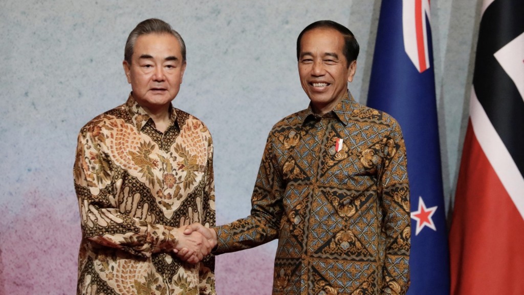 外長王毅（左）7月中旬到印尼出席東協（ASEAN）外交部長會議。路透社