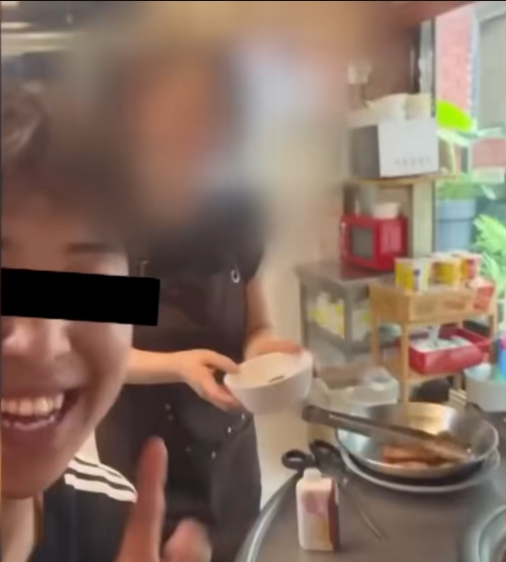内地网红仗听不懂中文，嬉皮笑脸狠批「难吃」。网片截图