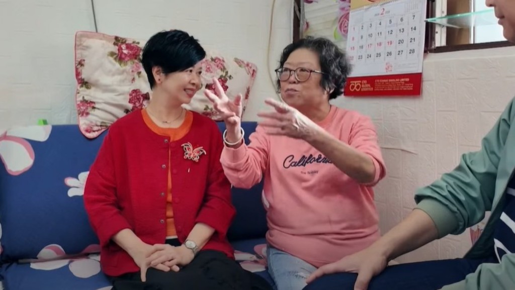 何永賢日前探訪居於三聖邨的獨居長者和不同家庭。何永賢影片截圖 