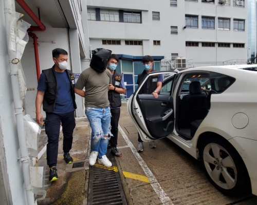 警方拘捕两人，涉嫌藏毒等多项罪行。