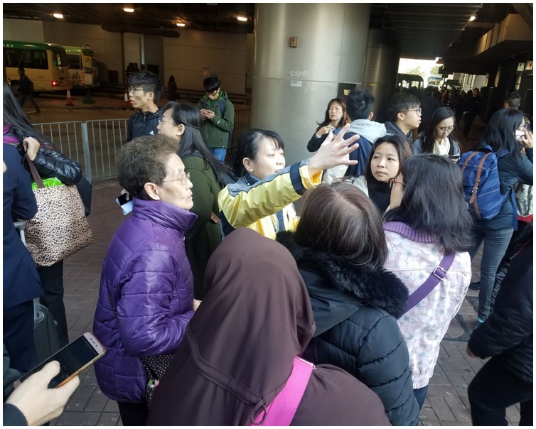 乘客向港鐵職員查詢。歐陽偉光攝
