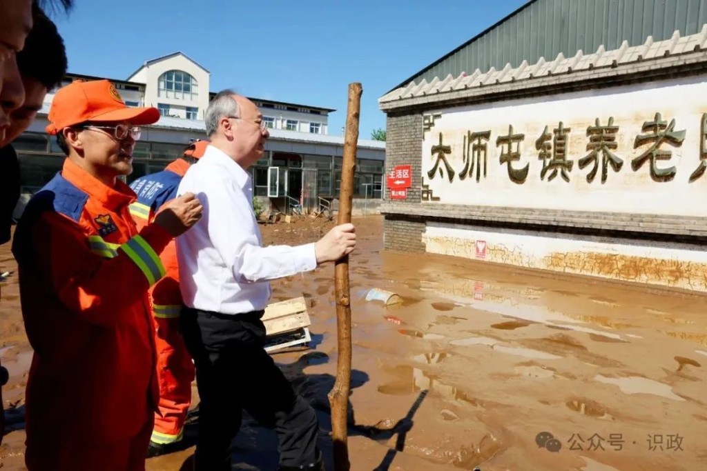 北京市委書記尹力昨天到太師屯鎮養老照料中心視察。@識政 北京市委書記尹力昨天到太師屯鎮養老照料中心視察。@識政
