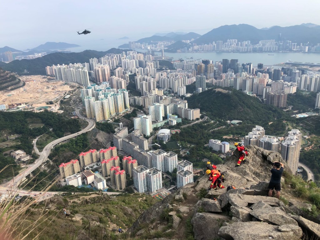 消防員救援。讀者提供