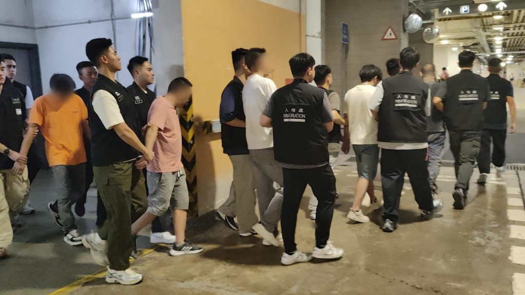 入境處打擊裝修黑工 拘1僱主9內地男 一人經輸入勞工計劃來港。入境處圖片
