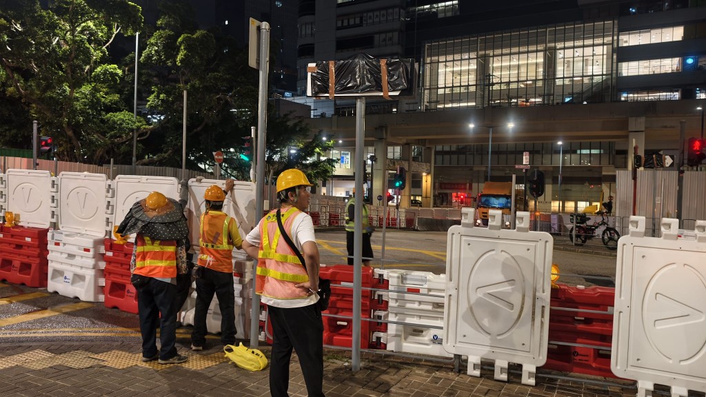 工作人員凌晨起擺放水馬及設置臨時圍封。黎志偉攝