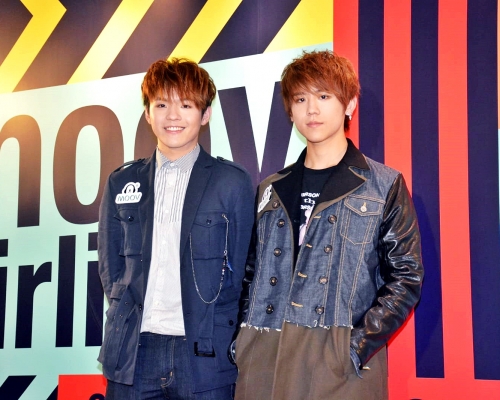 姜涛(右)与陈卓贤为「MOOV游乐场」直播演出。