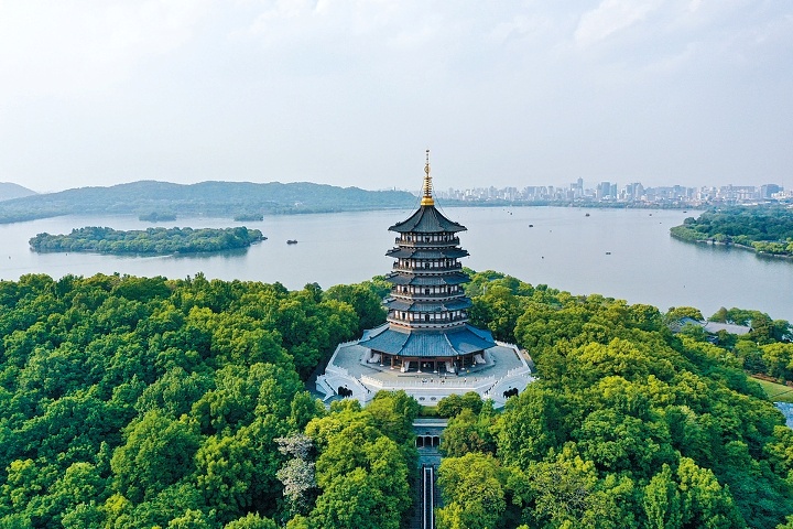 在重建後的雷峰塔，可眺望西湖景區全景。