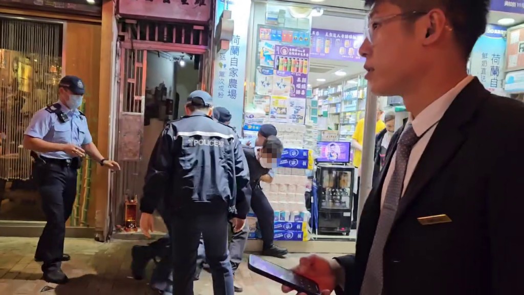 突然男子發難試圖掙脫，多名警員隨即將他拉住。香港突發事故報料區FB