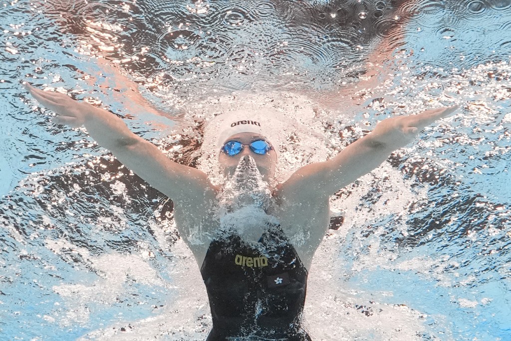 世界游泳锦标赛，何诗蓓在100米蛙泳夺铜牌，她说能踏上颁奖台感到惊讶。AP 图片