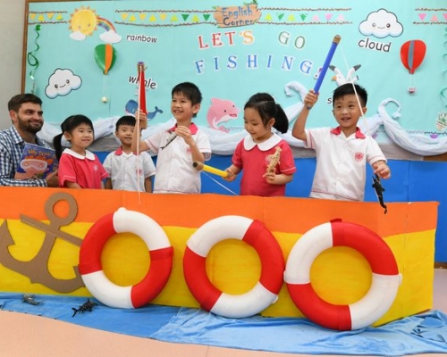 學校位於九龍油塘高超道高俊苑。