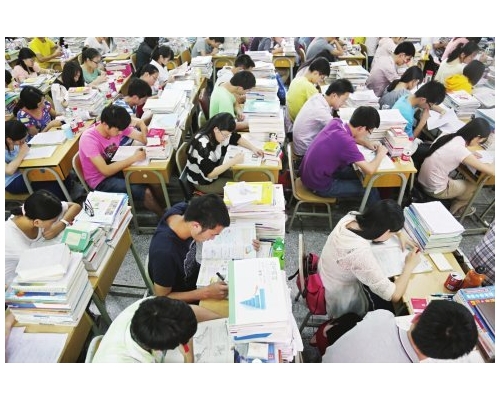 内地一名女子要求其叔仔代考，结果被监考员发现，两人双双被捕。网图
