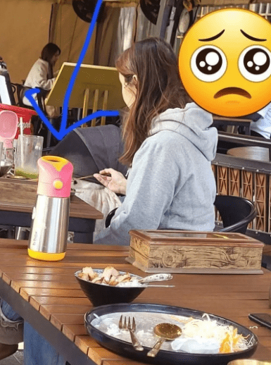 政策實施後,社交平台湧現網民分享狗主的不當舉止,例如狗主直接用餐廳可重用餐具給狗隻餵食。(來源:Threads) 政策實施後,社交平台湧現網民分享狗主的不當舉止,例如狗主直接用餐廳可重用餐具給狗隻餵食。(來源:Threads)