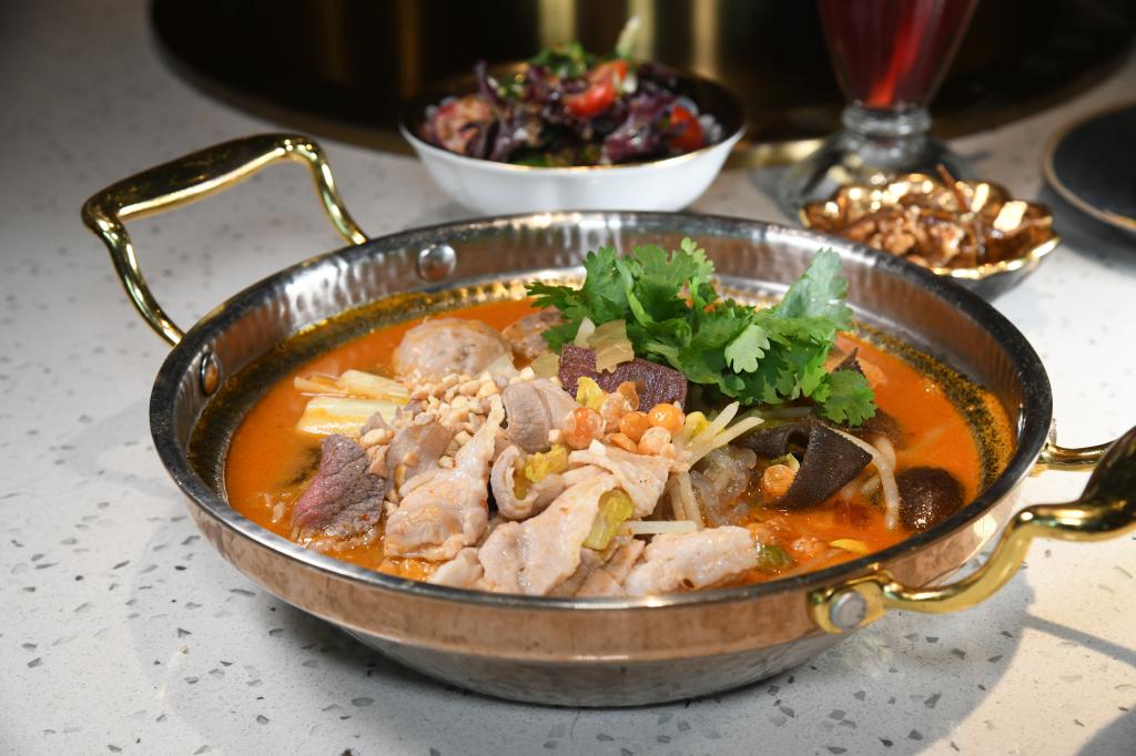 重慶一人小鍋麵 $98午市套餐推介有肉丸、鮮肉及豬紅等豐盛配料的香辣小鍋麵,熱辣辣很滋味。