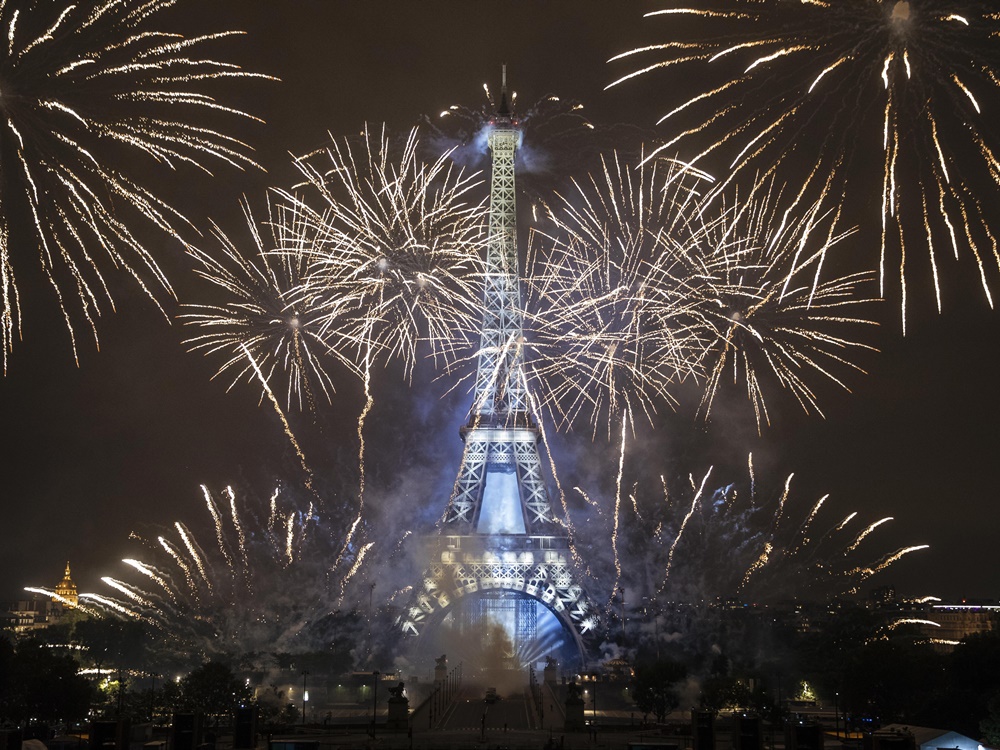 因新冠肺炎疫情而關閉9個月的巴黎艾菲爾鐵塔今日重新開放。AP資料圖片