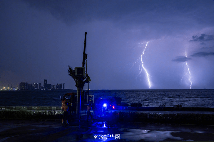 台风摩羯来袭前夕，海南海口现震撼闪电，犹如电影特效。 新华社