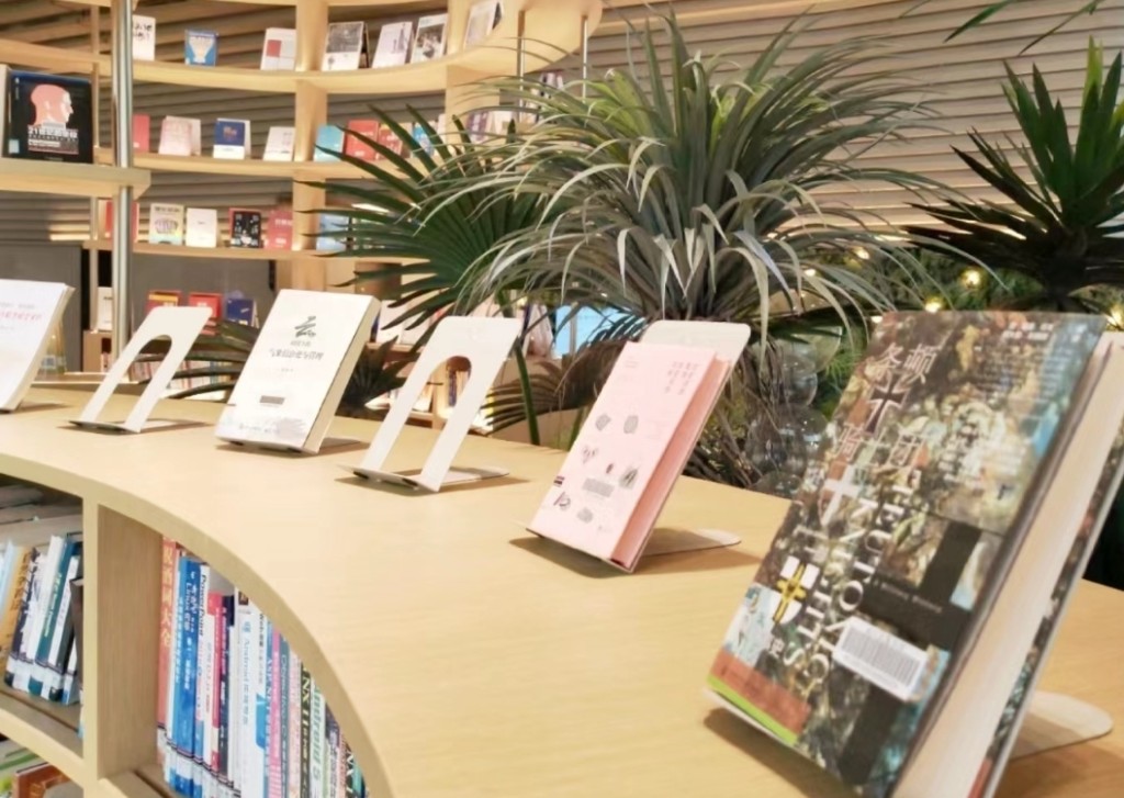 广州文青旅游景点2024｜4. 南沙空中图书馆　馆内设有阅读藏书区、阶梯阅读区、连廊阅读区、文化展示区等，藏书万册。（图片来源：小红书）