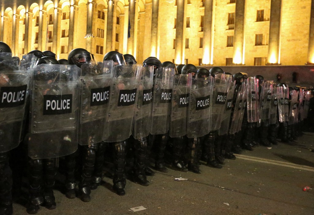 防暴警察連成一線，守在格魯吉亞國會外。 路透社