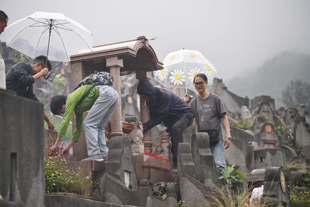 天氣不佳,不時下着驟雨。 天氣不佳,不時下着驟雨。