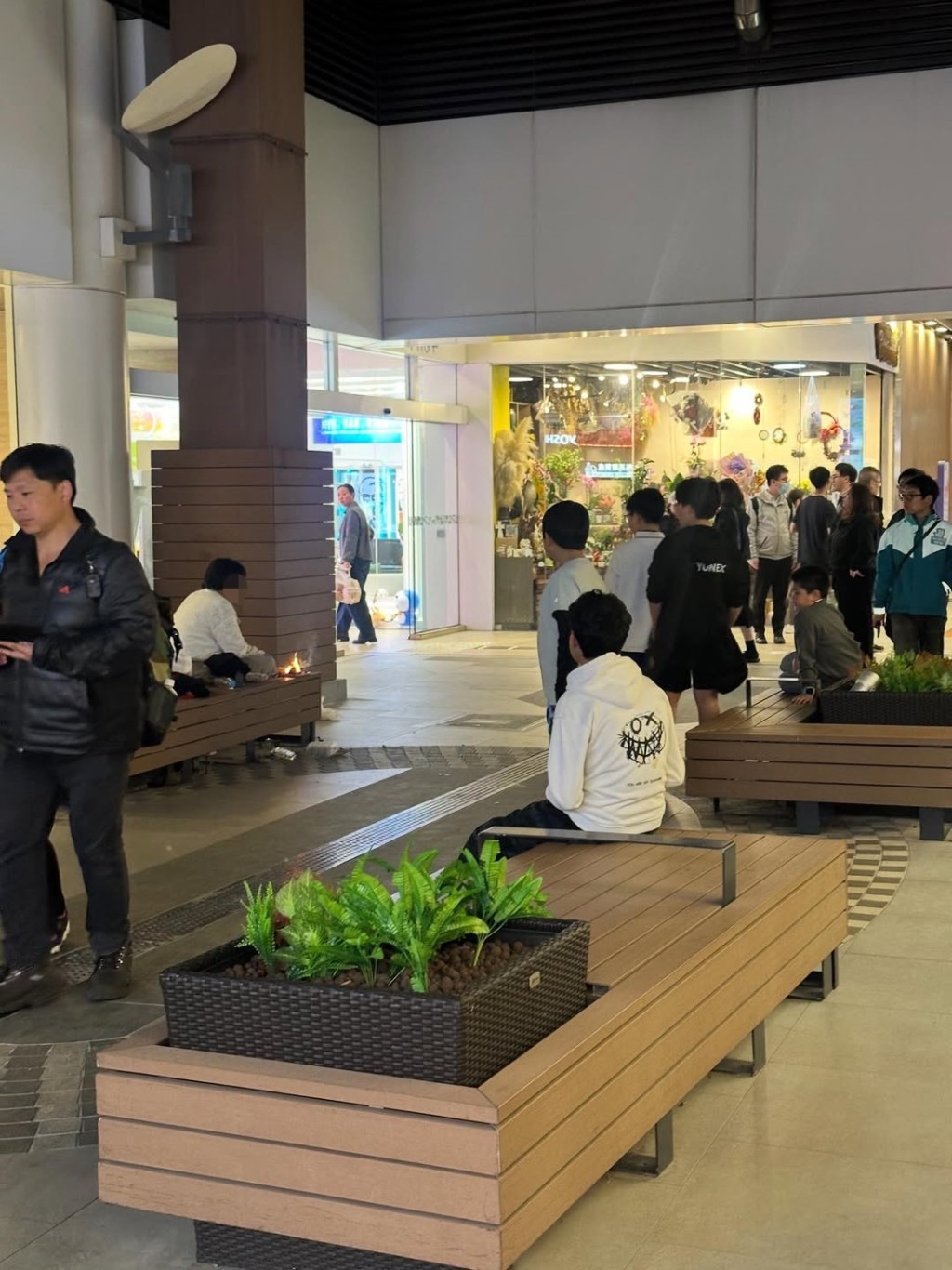 事件引起不少途人圍觀。Threads：hkg_crazy.cat90