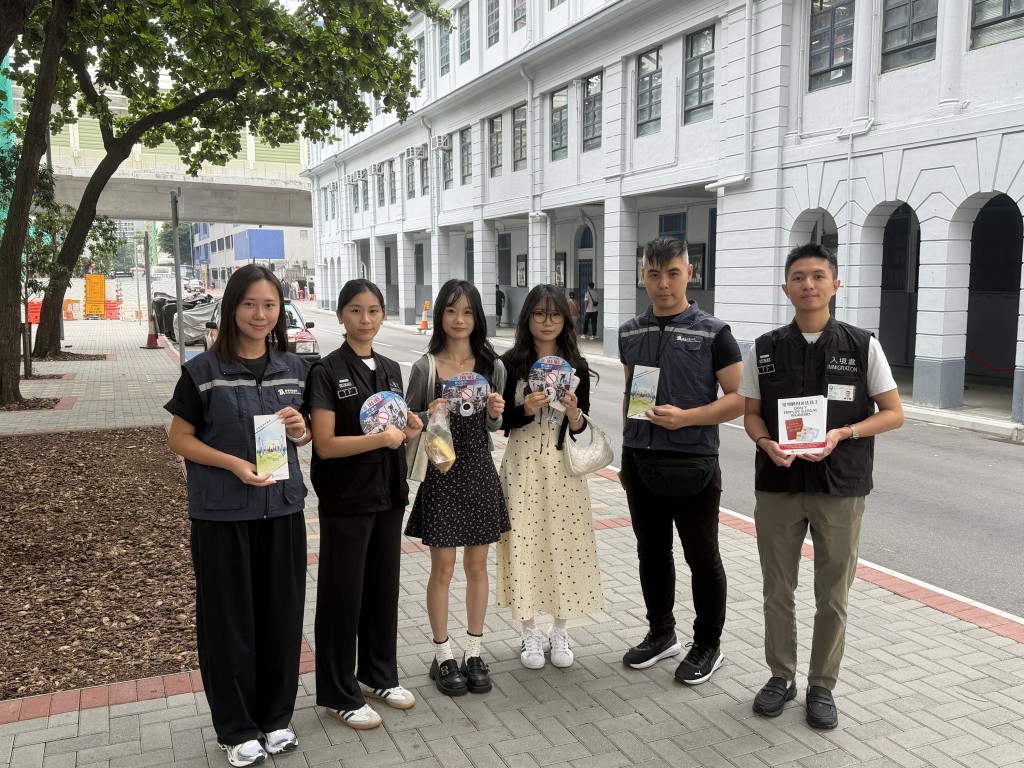 入境處及旅監局人員向市民及旅客派發宣傳單張,呼籲切勿聘用非法領隊或導遊。入境處圖片 入境處及旅監局人員向市民及旅客派發宣傳單張,呼籲切勿聘用非法領隊或導遊。入境處圖片