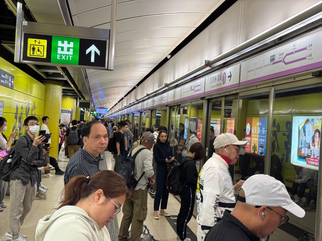 大批乘客候車。陳俊豪攝