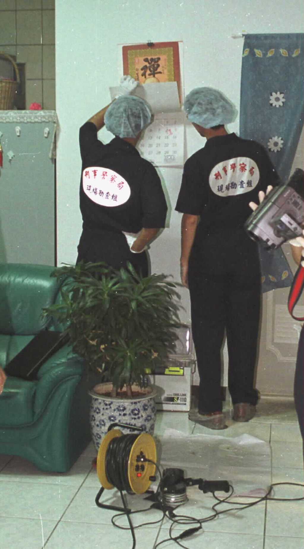 調查人員靠月曆上標示的日期,仔細推敲吳應弘殺害潘阿愛3母女的確切時間。 中時資料 調查人員靠月曆上標示的日期,仔細推敲吳應弘殺害潘阿愛3母女的確切時間。 中時資料