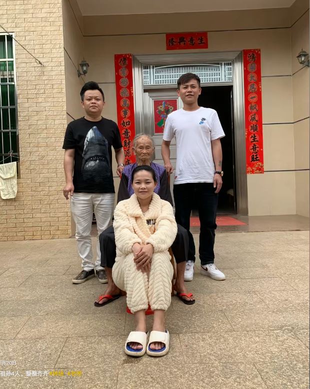 113岁的陈老太五代同堂。抖音