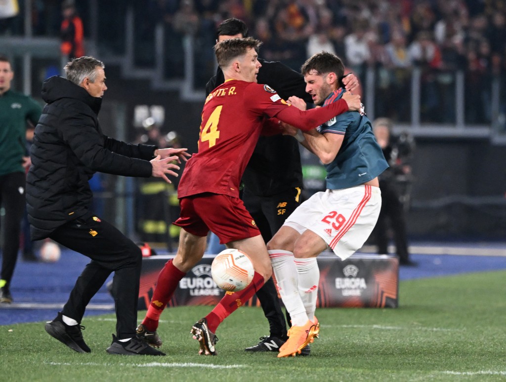 羅馬有助教在場邊因侵犯飛燕諾球員被紅牌逐離場。Reuters