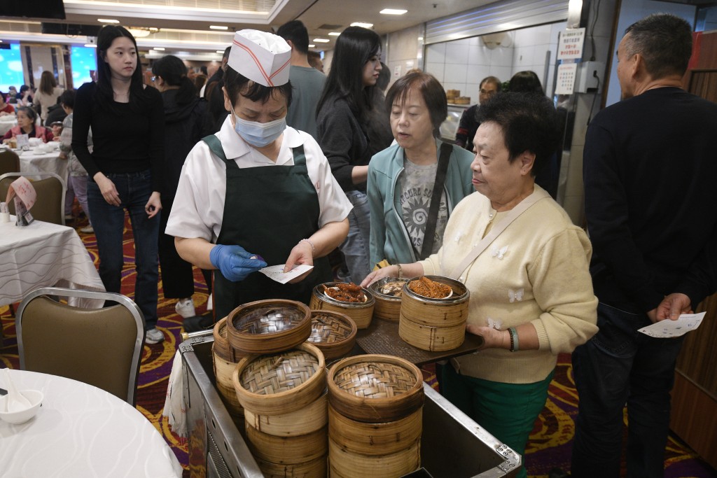 不少市民趁冬至與家人親友外出聚餐。 不少市民趁冬至與家人親友外出聚餐。