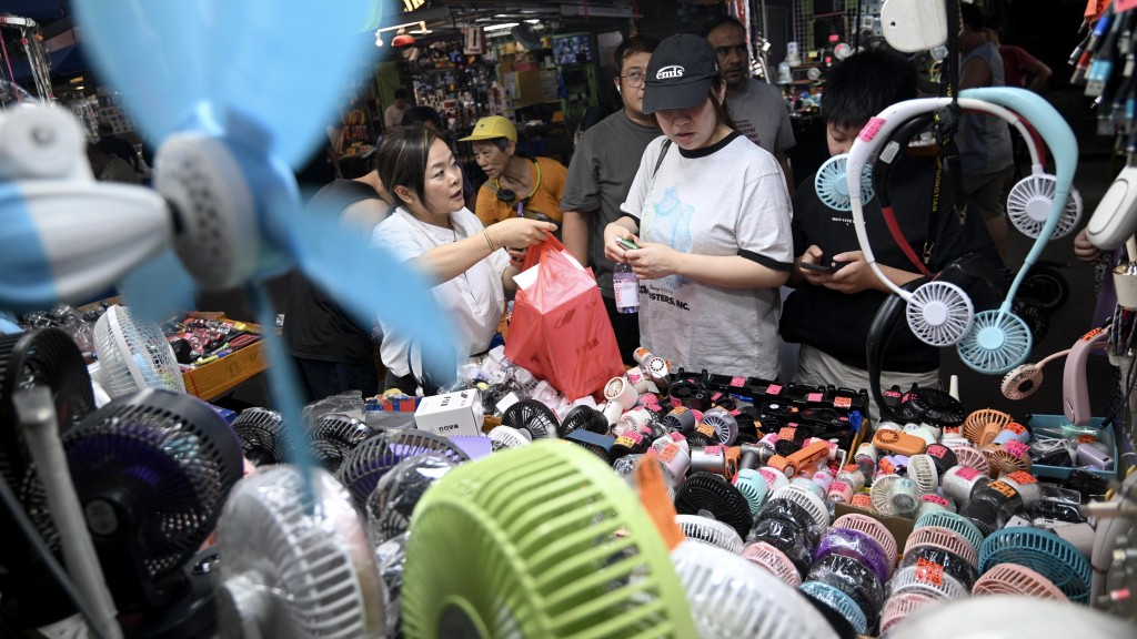 破纪录高温︱深水埗风扇档门庭若市 地盘工友买风扇衣开工 档主：爆晒数