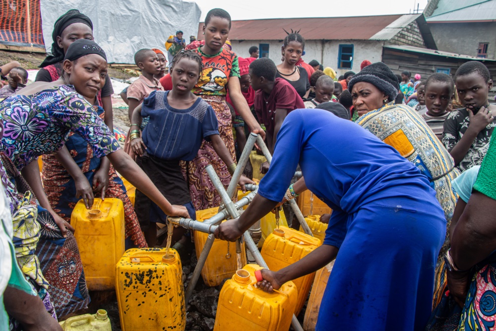 ●無國界醫生在剛果民主共和國為流離失所者緊急供水，但仍不足當地人的日常所需，只能紓緩其燃眉之急。@MSF