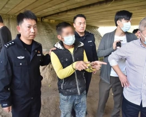 警方帶疑犯到掩埋屍骸地點尋屍。(網圖)