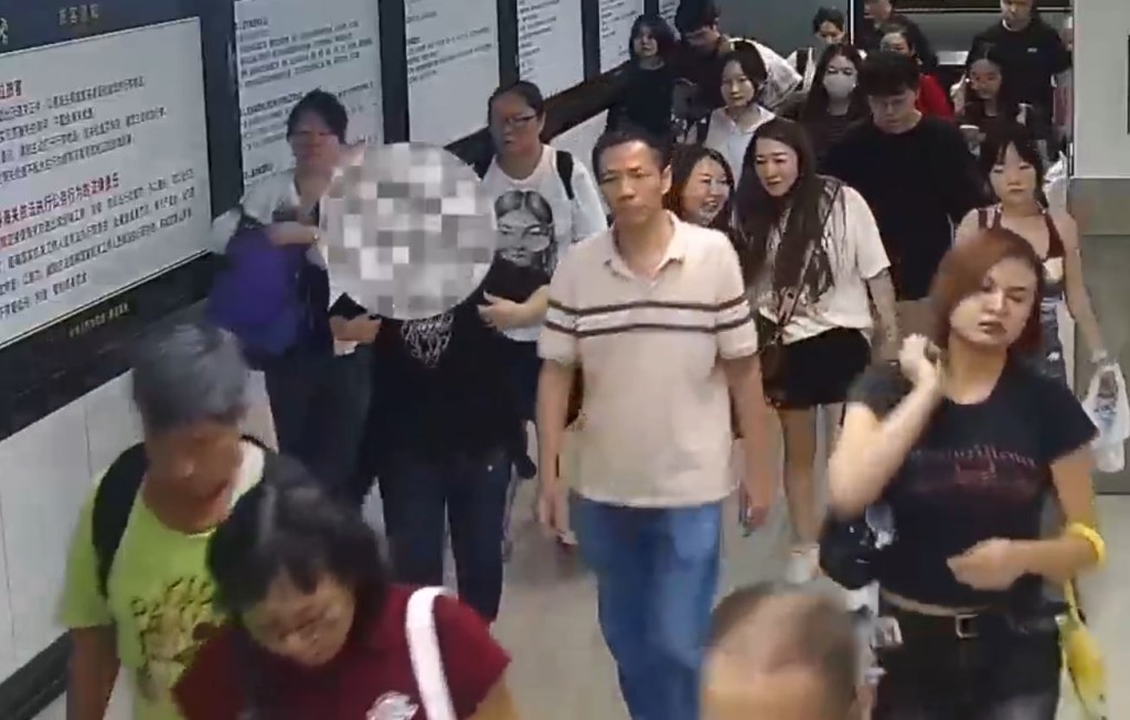 女子在背包及特制腰封中收藏139件银饰企图走私入内地。海关发布