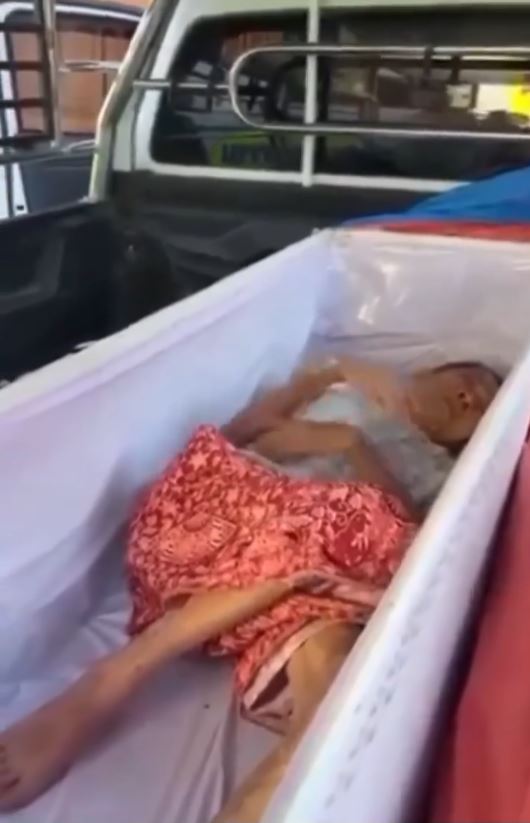 險被開始火化的老婦在棺木中突然睜開眼求救。Wat Rat Prakhong Tham