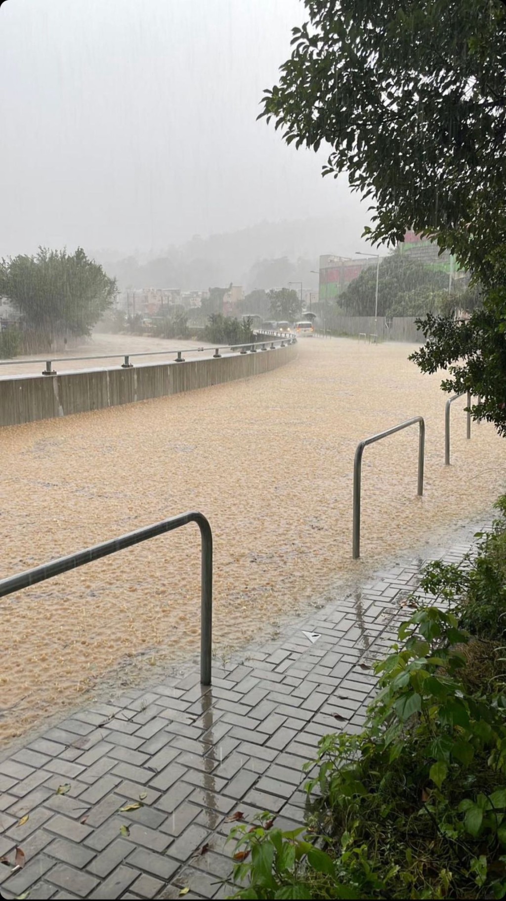 西贡蚝涌水浸严重。