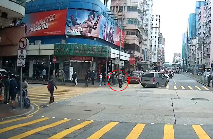 一名男子(紅圈者)乘「風火輪」在馬路上奔馳，地點在深水埗黃金數碼廣場附近。
