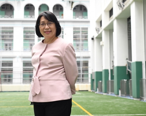 聖若瑟書院校長黃婉芬，親自「落水」為校籌款。資料圖片