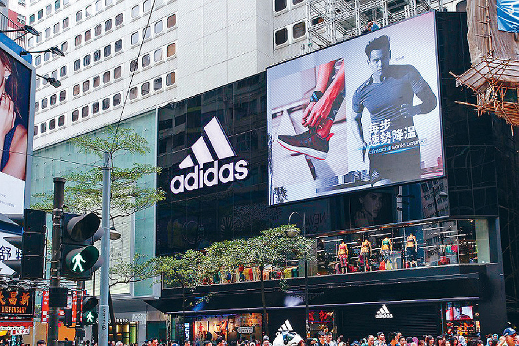 ﻿■adidas本月初在銅鑼灣Fashion Walk開設集合運動訓練和購物於一身的旗艦店。