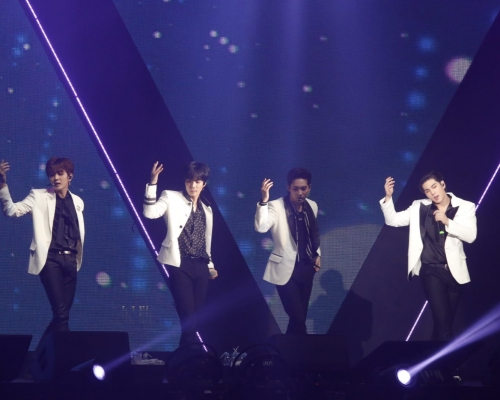 4子首先唱出《WHERE YOU AT》揭開序幕。