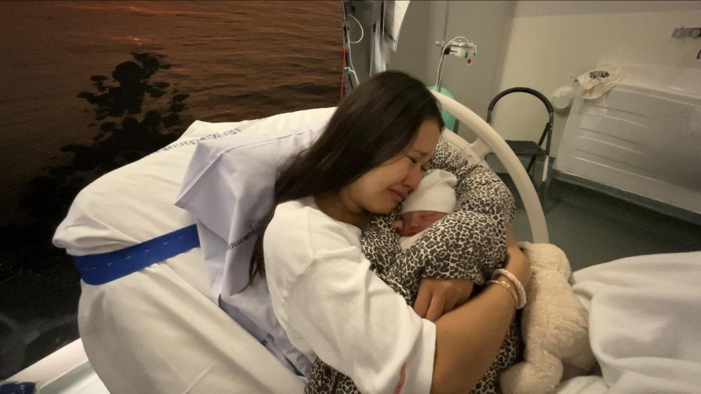 女嬰出生僅一小時即被當局強行帶往寄養家庭,事件引發格陵蘭及多地抗議。Facebook 圖片 女嬰出生僅一小時即被當局強行帶往寄養家庭,事件引發格陵蘭及多地抗議。Facebook 圖片