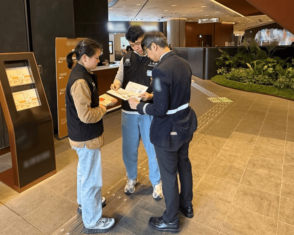 入境處人員向商戶派發「切勿聘用非法勞工」的宣傳單張。