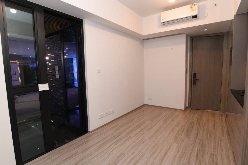 位於18樓B室的一房無改動示範單位，實用面積 287 平方呎，客飯廳以長形開則，間隔實用。