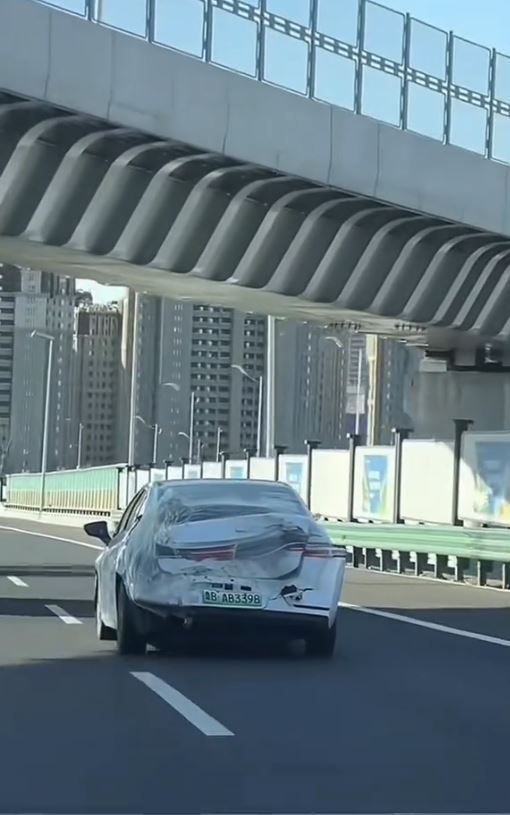 青島「破爛」網約車在車尾漏風，要包膠保溫。影片截圖