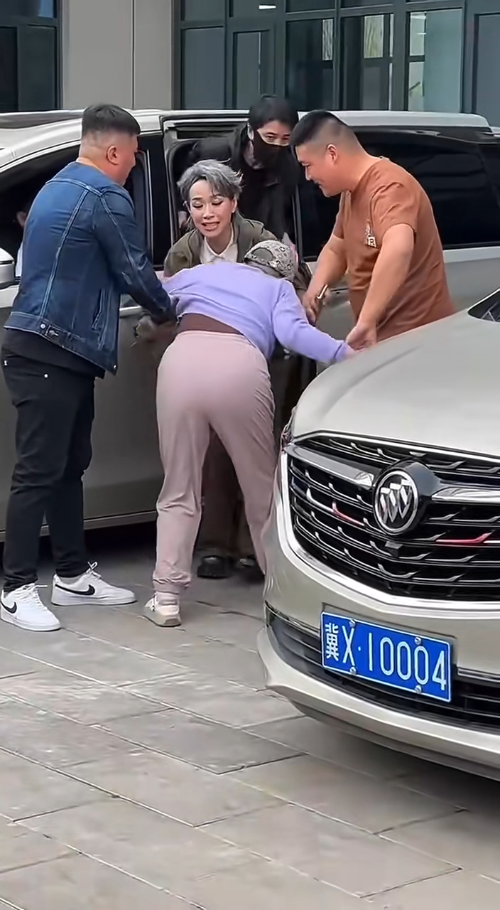 葉童相當細心跟他問好。 葉童相當細心跟他問好。