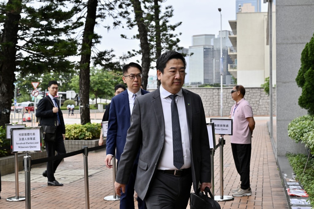 市建局樓宇復修部總監王思敬到場作供。