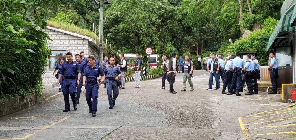 警方、地政總署等部門派員到場繼續搜證。 楊偉亨攝