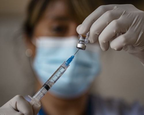 研究指輝瑞疫苗對南非變種病毒效力降低三分之二。AP圖片