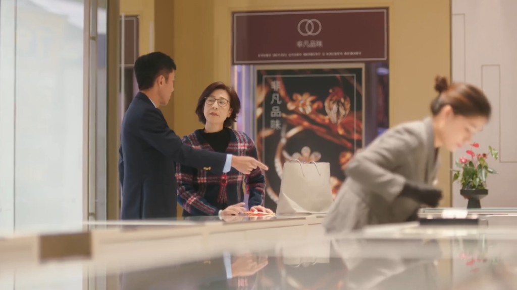 施繼威（張頴康 飾）婚後死性不改，蜜月期即背妻偷食名模 Emma，完美演繹何謂「終極世紀大渣男」！